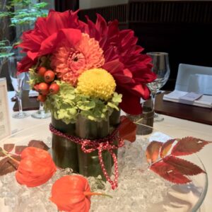 秋色のゲストテーブル装花