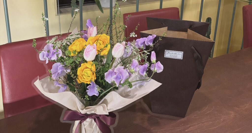 スタンディングブーケ ホワイトデー 春のお花で 贈り物に 持ち帰り袋あります