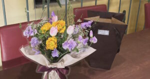 スタンディングブーケ ホワイトデー 春のお花で 贈り物に 持ち帰り袋あります