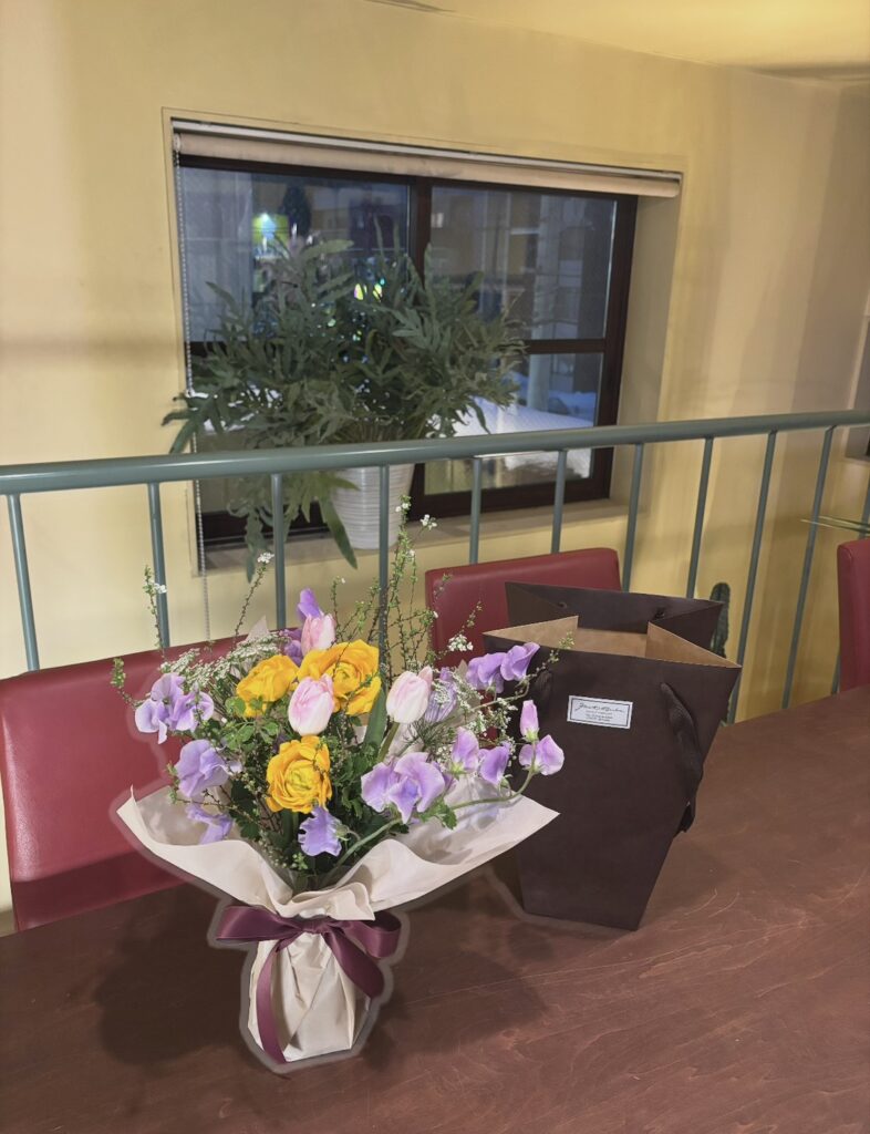 スタンディングブーケ
持ち帰り袋あります
チューリップ
雪柳
ギフト用
ホワイトデーにも
歓送迎にも
花瓶が無くても大丈夫